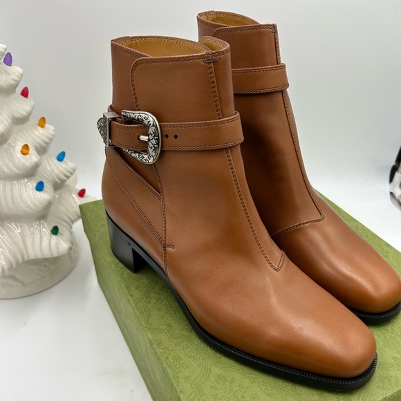Men’s Gucci leather ankle boots with buckle size 9 made inItaly